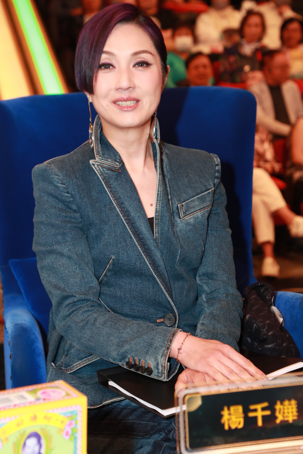 杨千嬅未有到后台，直接现身评审席。