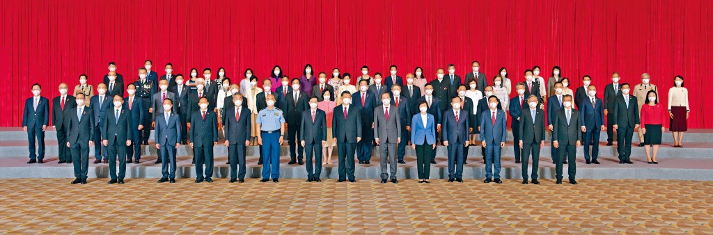 國家主席習近平(前排中)與新任行政長官李家超和行政、立法及司法機構負責人合照。