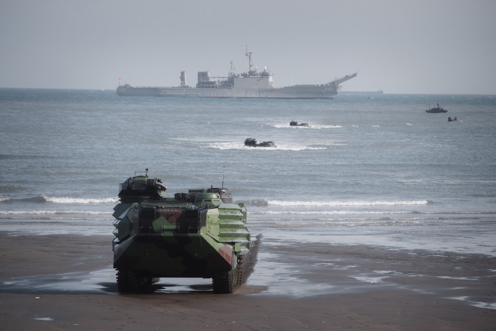 台军战车在海滩上进行反登陆作战演习。中央社
