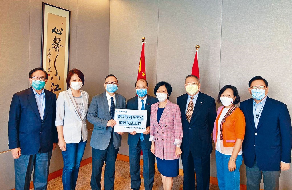 ■左起經民聯主席盧偉國、民建聯主席李慧琼、建制派召集人廖長江、張建宗、新民黨主席葉劉淑儀、自由黨主席張宇人、工聯會麥美娟、經民聯林健鋒。