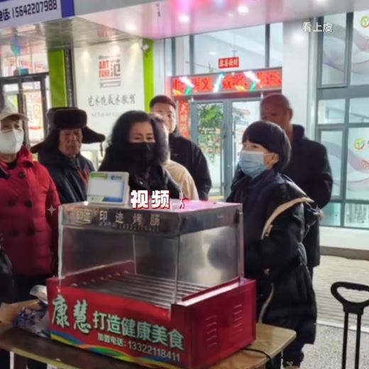 遼寧11歲男童貓熊每日賣烤腸維持家中生計引起關注。抖音