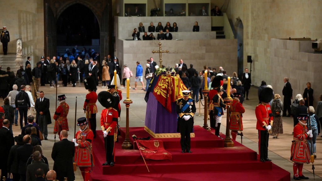 查理斯三世與安妮公主及安德魯王子等4人分別站在靈柩四邊。AP