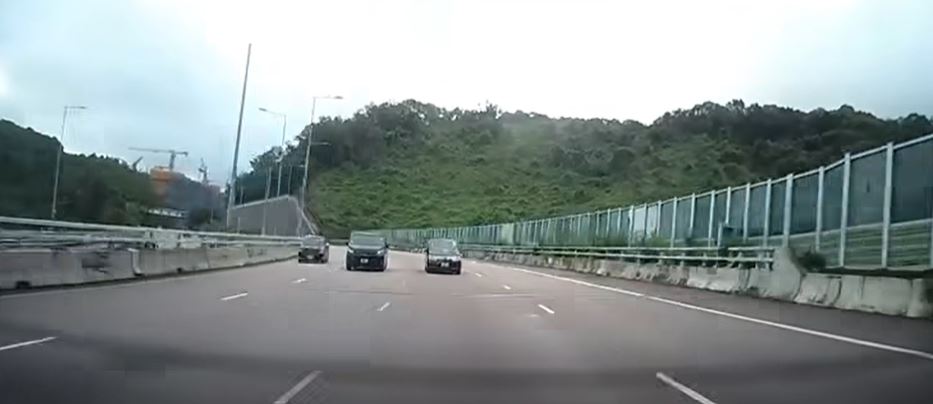 七人車與客貨車分別行右及中線。fb馬路的事 (即時交通資訊台)Kwok Kin Wang影片截圖 