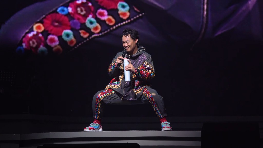 陈奕迅今年7月小巨蛋举行巡唱期间再次差点摔倒，他即爆笑重提往事：「没关系我腿粗，很扎实，虽然在台湾发生过一次意外，但我怕吗？意外就是意外。」