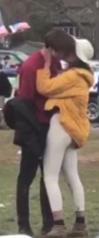 足球賽事上瑪利亞和一名英俊的青年擁吻。網圖