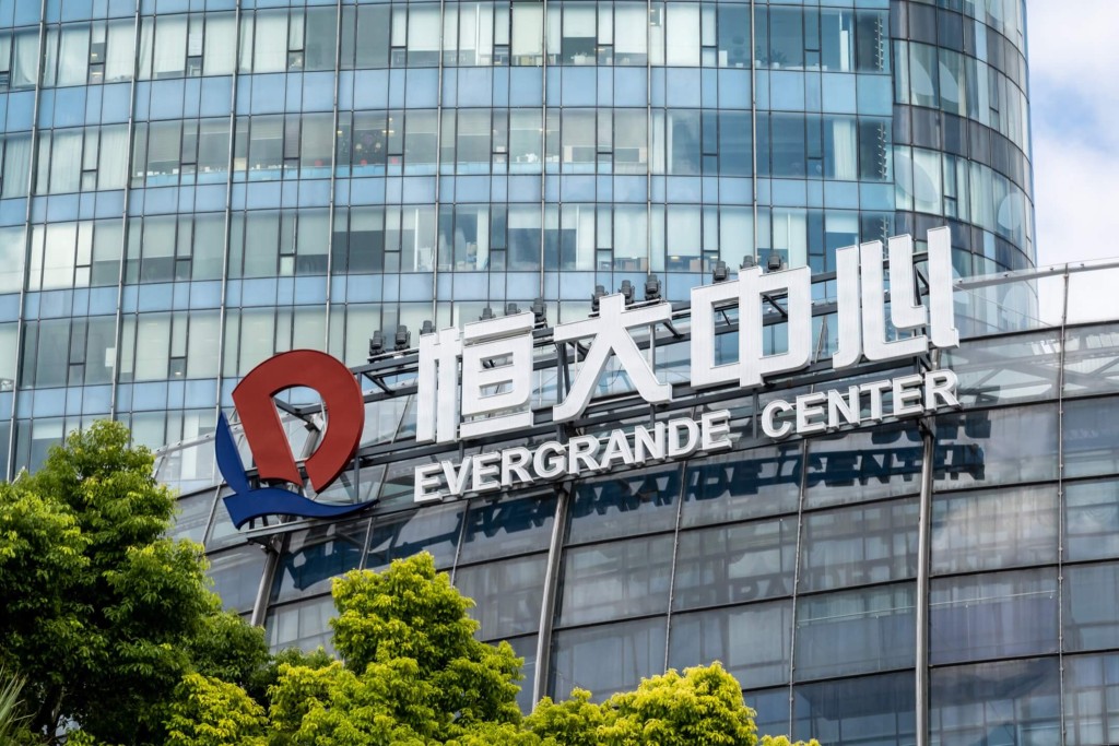 雖然恒大的股票和美元債券均在香港市場交易，但根據一份法庭文件顯示，公司九成以上資產位於內地。根據外媒統計，恒大的內地資產總計約2,420億美元（約1.7萬億人民幣）。