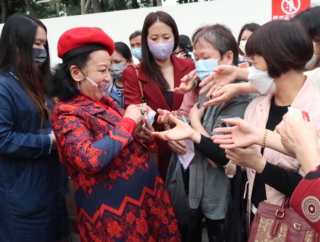 家燕姐即場派發小禮物,被重重包圍。
