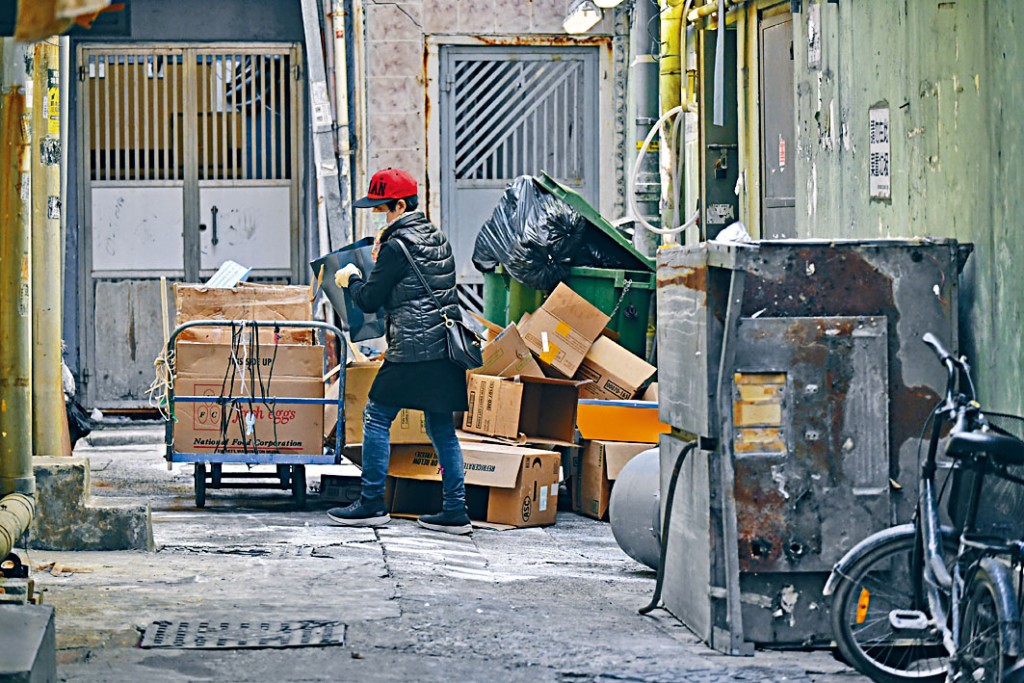 ■消息指内地暂时愿设立特别安排，容许香港环保署承办商的废纸继续进口。