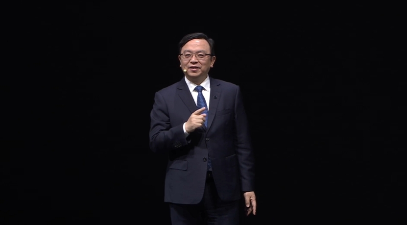 比亚迪集团董事长兼总裁王传福主持发布会。 微博