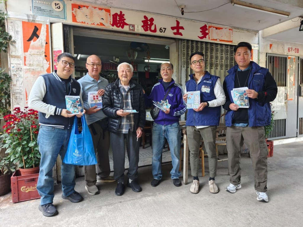 人員向居民派發防盜宣傳單張，提醒市民加強家居保安措施。