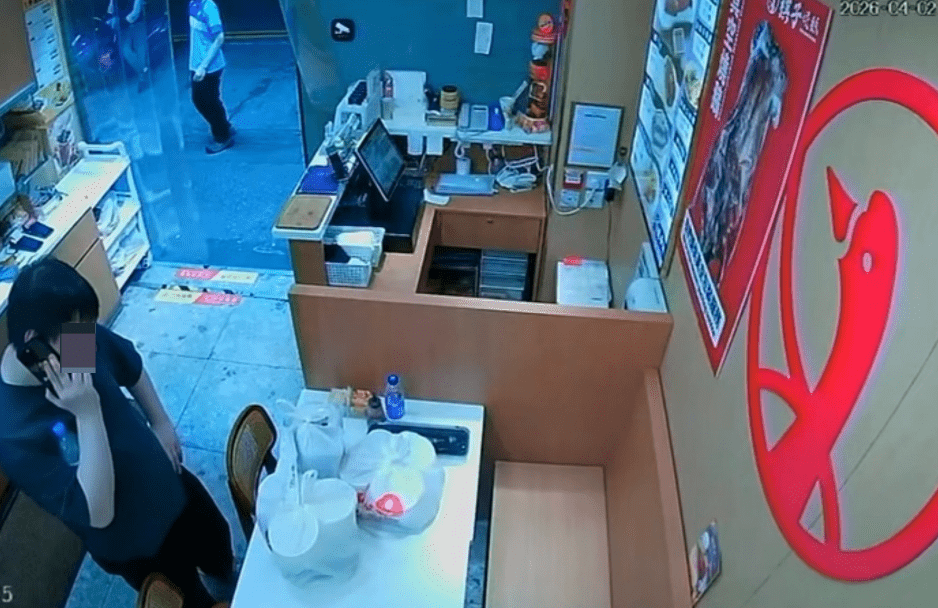 第二段影片見該男子步入店內,目標明確地查看擺放在門口位置、已打包好的外送食物。 第二段影片見該男子步入店內,目標明確地查看擺放在門口位置、已打包好的外送食物。