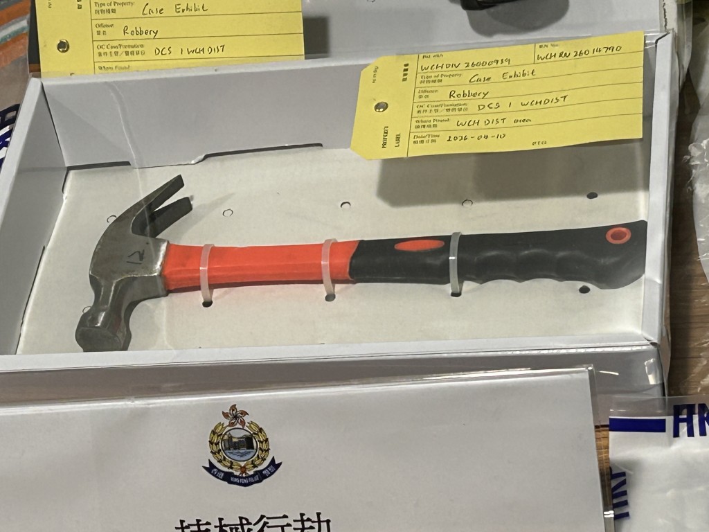 警方展示證物,包括錘仔。 警方展示證物,包括錘仔。