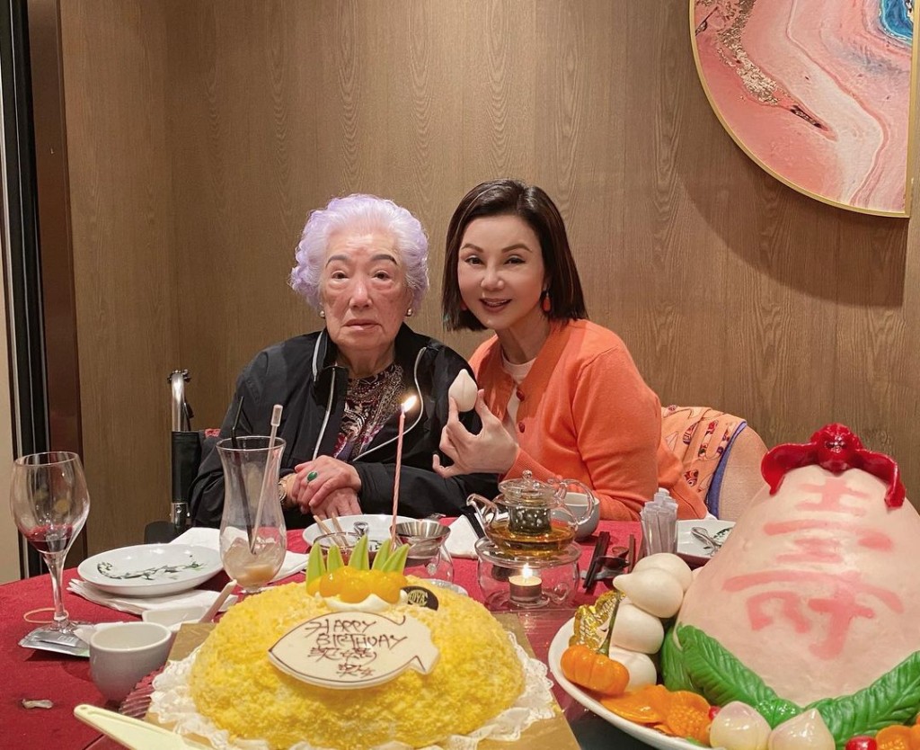 谢玲玲65岁生日同好多亲友庆祝。