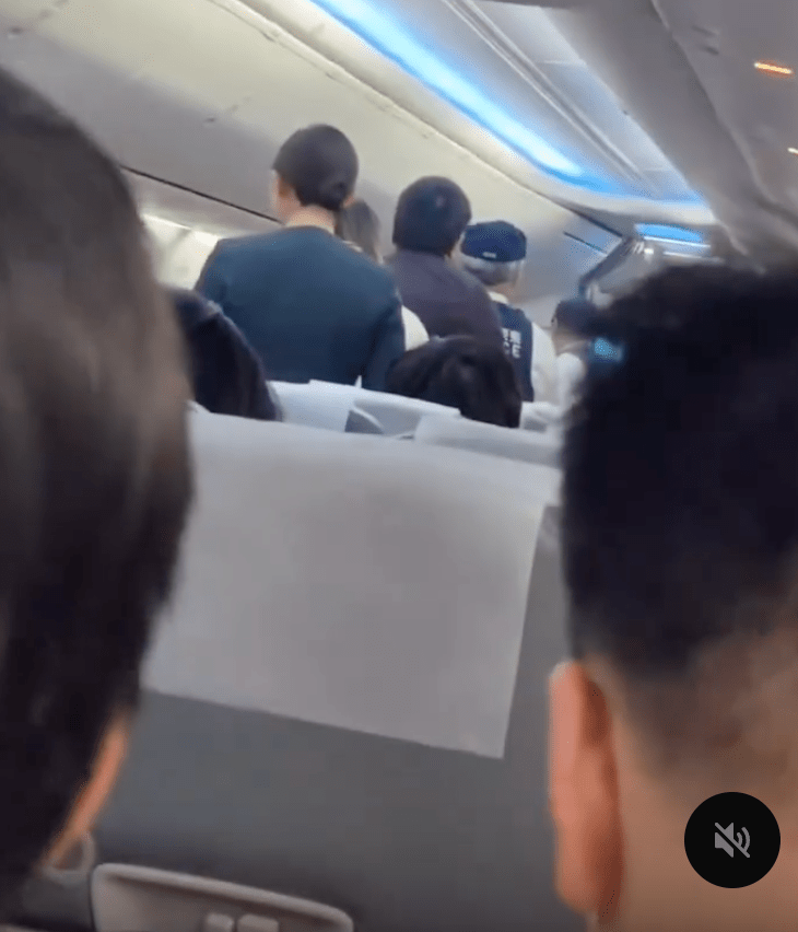 該男乘客與女友被警察帶走。Threads@sthantw