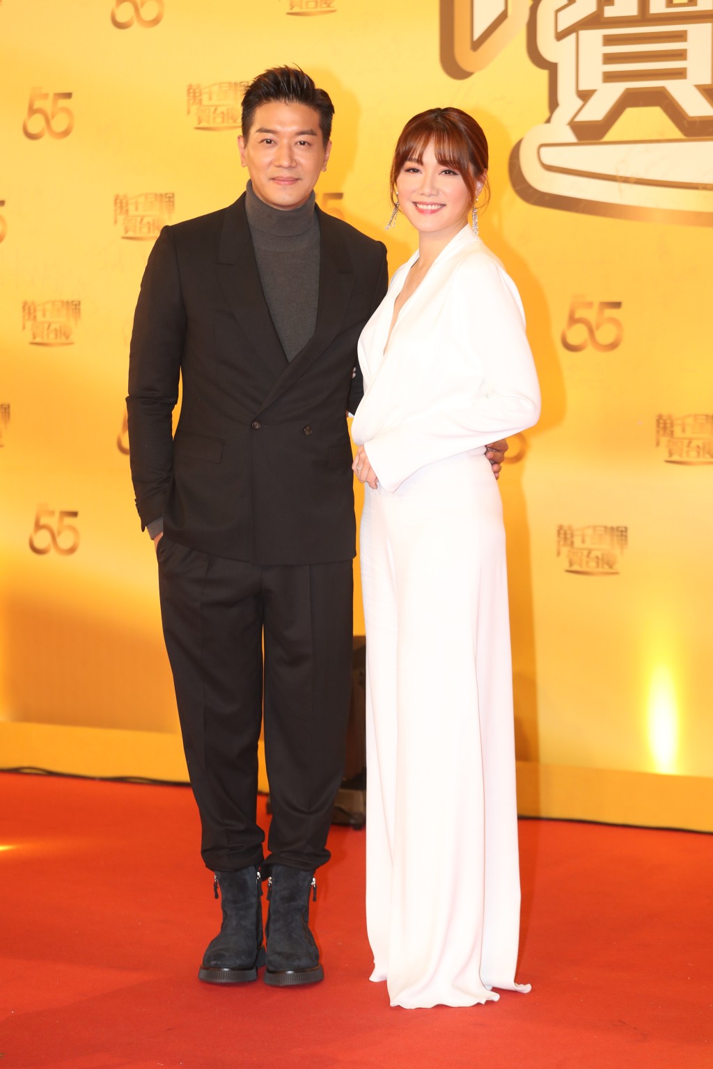 湯洛雯（右）往年也是TVB台慶紅地氈常客，打扮受關注。