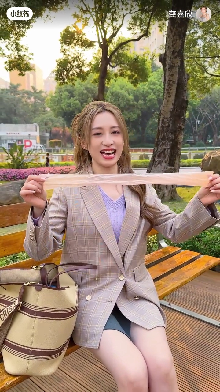 龔嘉欣仲會自備垃圾袋。 龔嘉欣仲會自備垃圾袋。