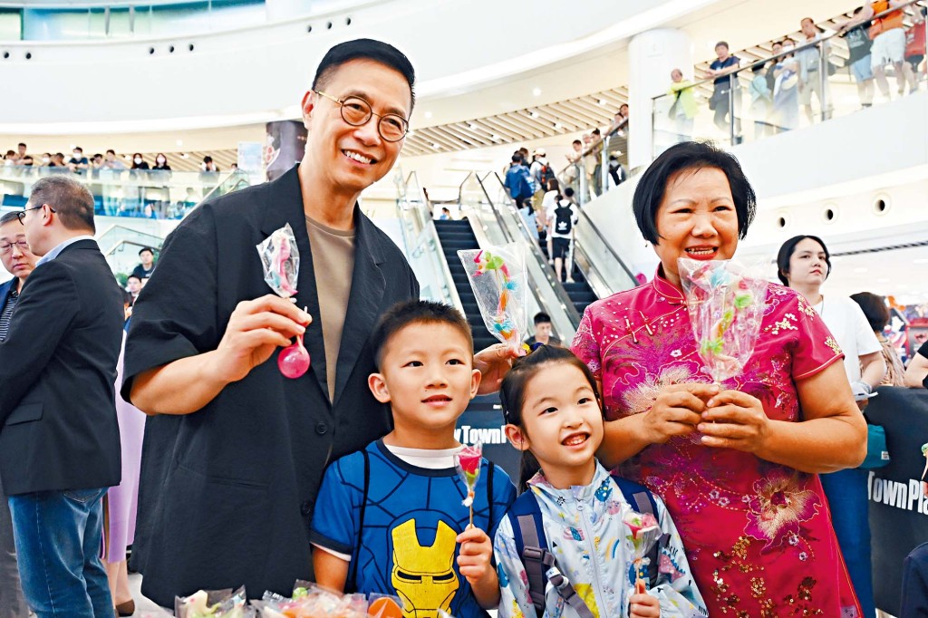楊潤雄局長（左）十分支持非遺文化藝術，希望向市民展示中華文化色彩。