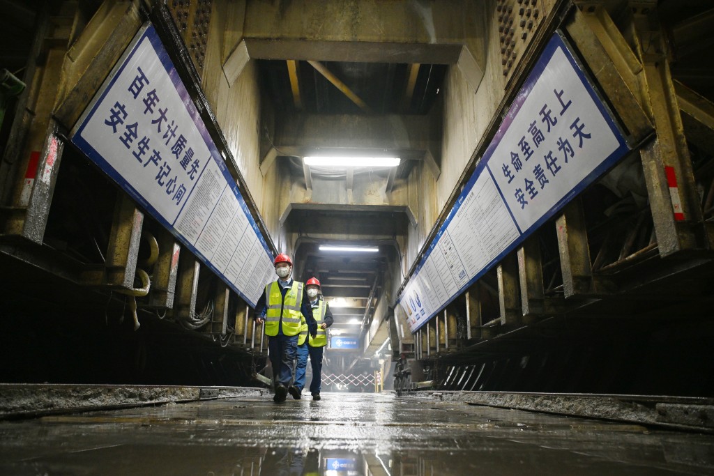 工人在新疆天山胜利隧道内施工。新华社