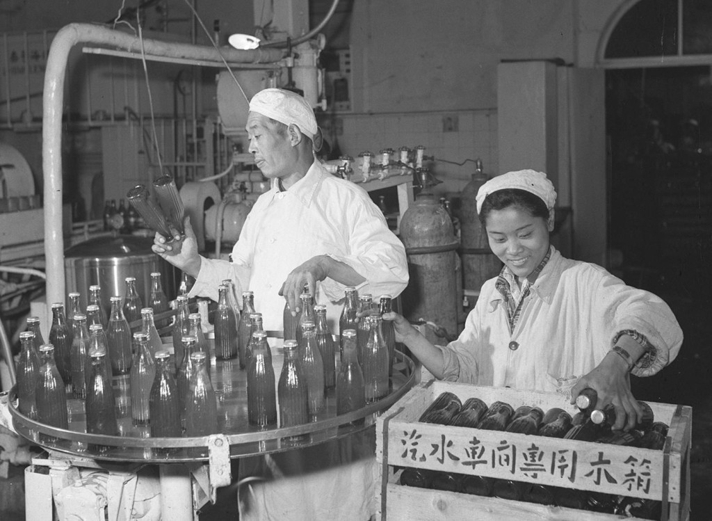 天津山海關汽水廠1961年的生產車間。新華社 天津山海關汽水廠1961年的生產車間。新華社