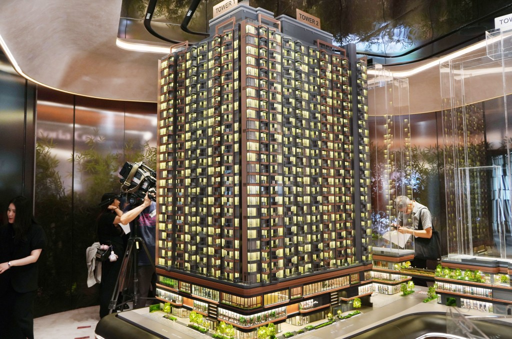 整個首岸分為四期發展，當中第1及第3期分別提供360及288伙，現正推售的為第1期。至於項目第4期，提供264伙，已申請預售樓花。