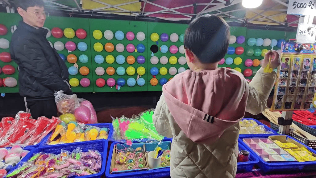 南韩男童夜市射气球“一镖中5球”。 IG