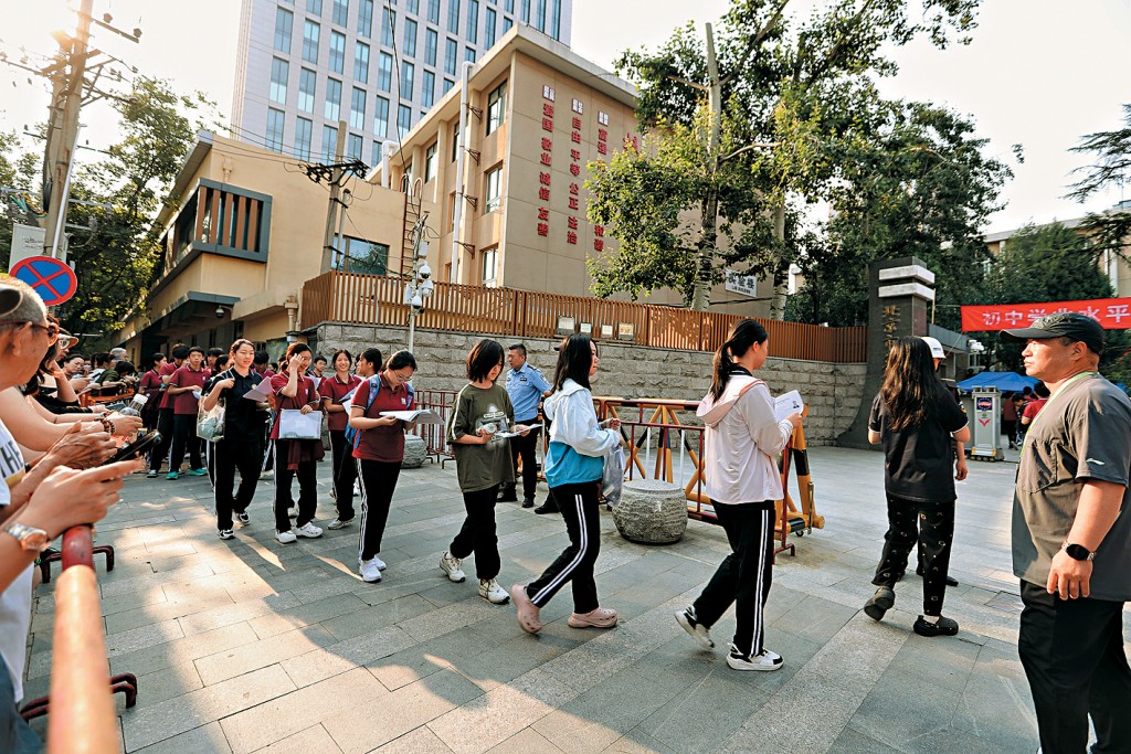 北京的中考考生，走出試場。