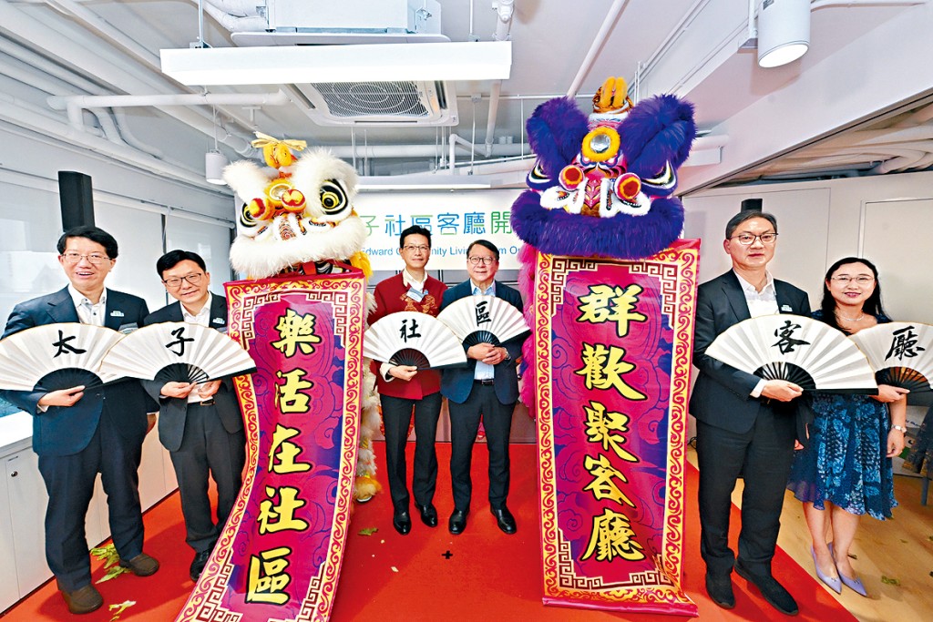 太子社區客廳昨日正式啟用，右三為陳國基，右二為黃浩明。