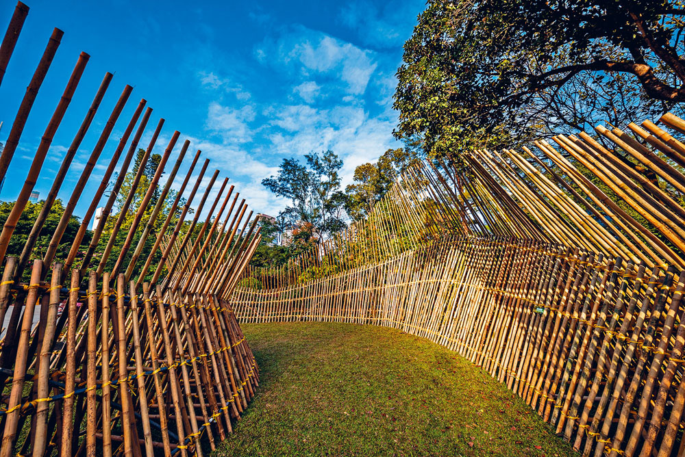 澳門的建築團隊「即興項目」於噴水池花園所搭建的竹亭《尋聲》，為香港創樂團的音樂表演提供舞台。
　　
