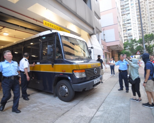 被告車囚駛出,在場有市民聲援。