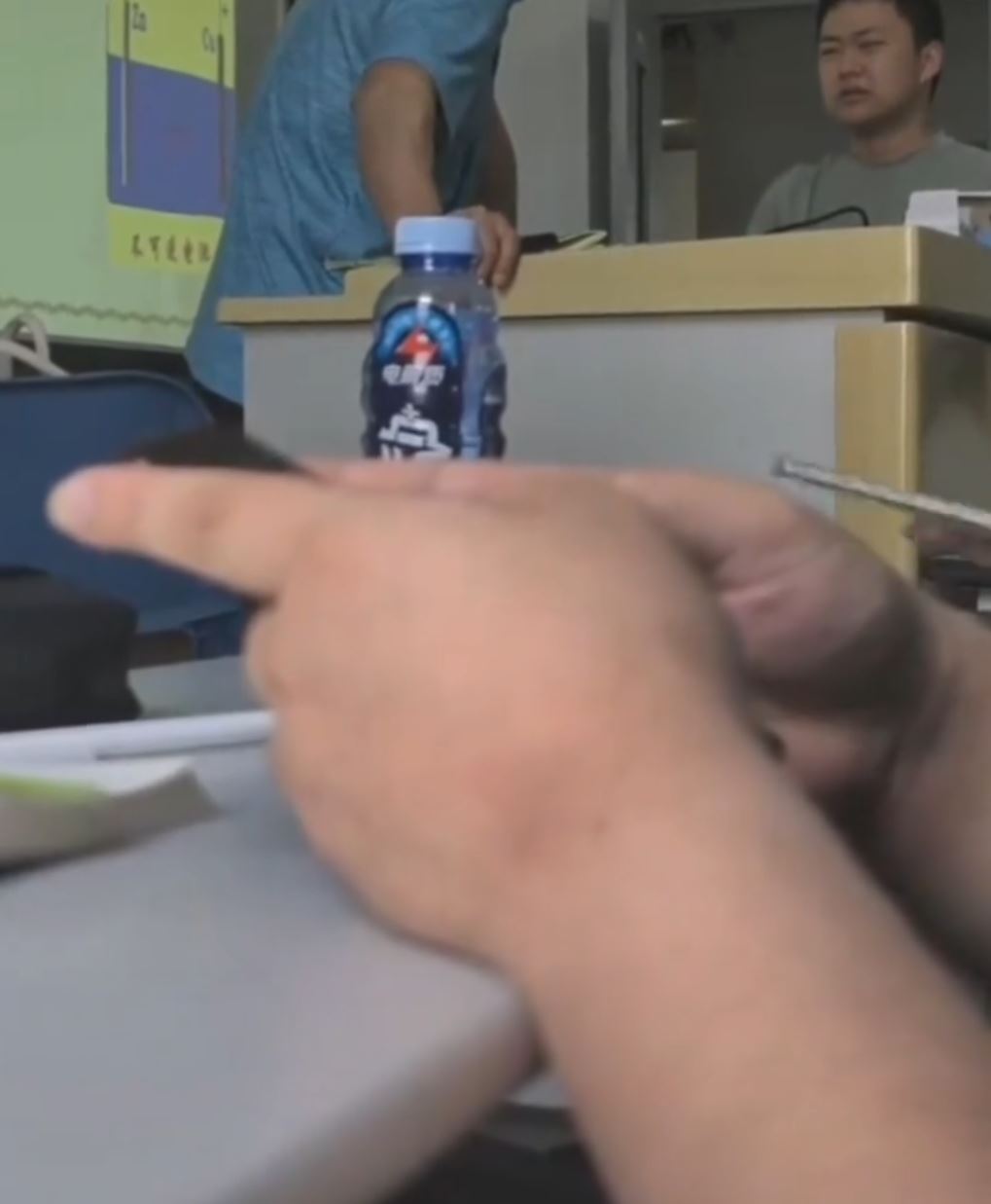 上堂睡觉被叫醒的男生情绪失控。抖音