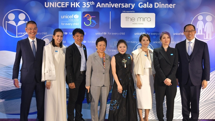聯合國兒童基金香港委員會(UNICEF HK)今晚舉行35週年慈善晚宴，主席陳晴（右四）與嘉賓合照。陳極彰攝