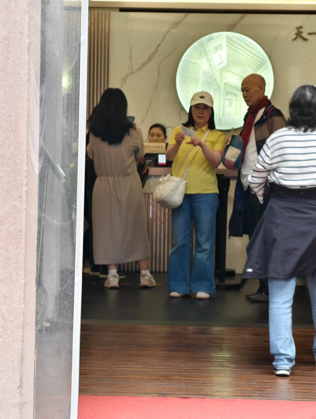 汪明荃及羅家英低調現身寧波。 汪明荃及羅家英低調現身寧波。