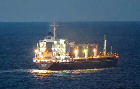 在土耳其伊斯坦布尔对开的黑海，可见悬挂塞拉利昂国旗的货船载有乌克兰粮食。REUTERS图片