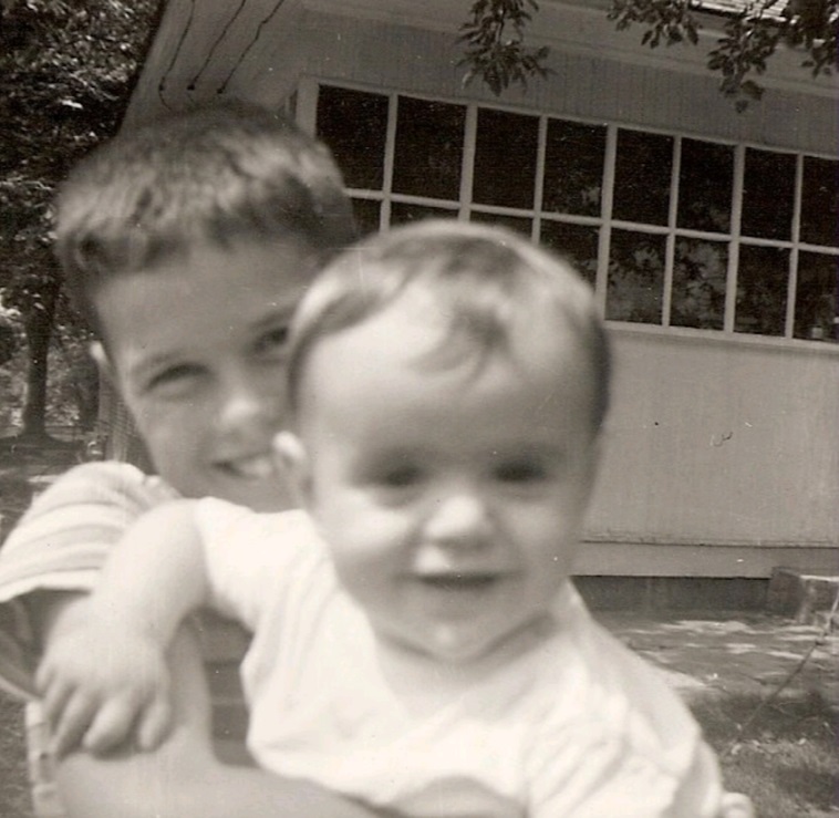 Donny在IG分享與Alan的童年照，他指哥哥從小就一直保護他。