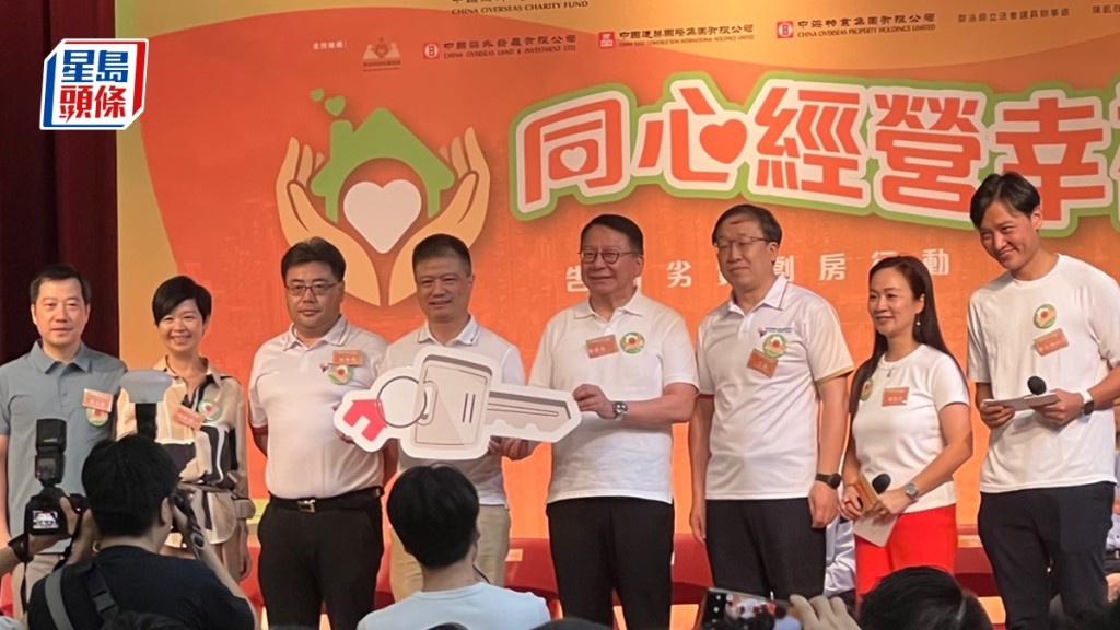 陳國基(右四)指告別劣質劏房不能單靠政府。許兆峰攝