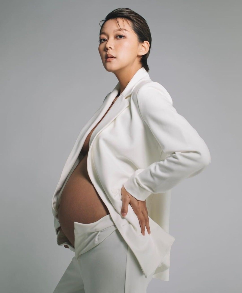 梁諾妍於IG分享性感孕照。