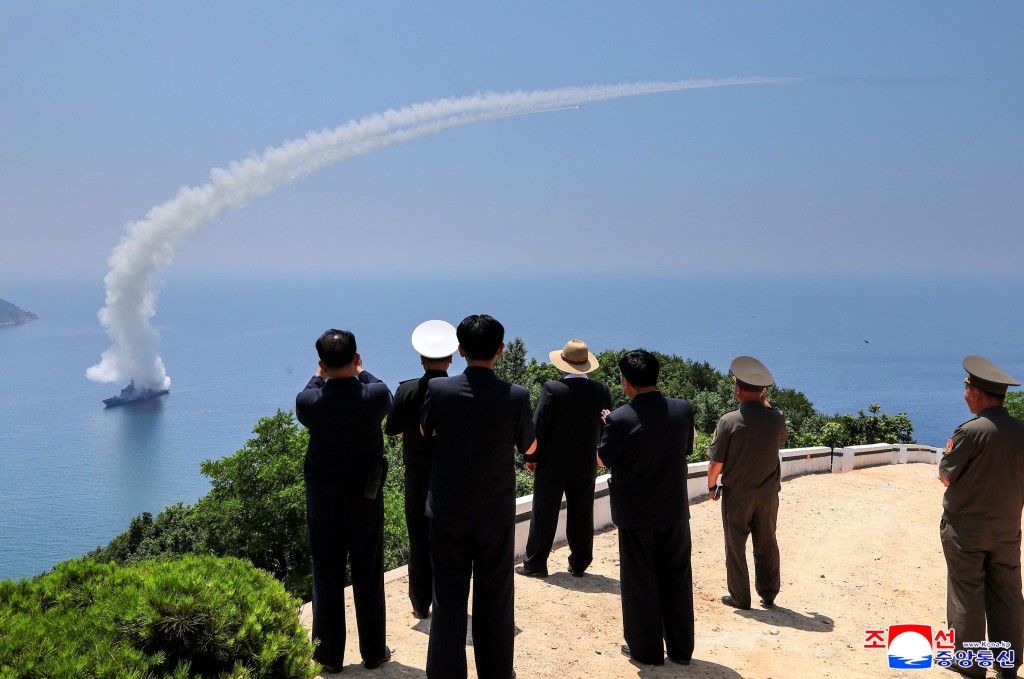 金正恩本月較早前曾親自視察5000噸級新型驅逐艦「姜健號」的武器測試。法新社 金正恩本月較早前曾親自視察5000噸級新型驅逐艦「姜健號」的武器測試。法新社