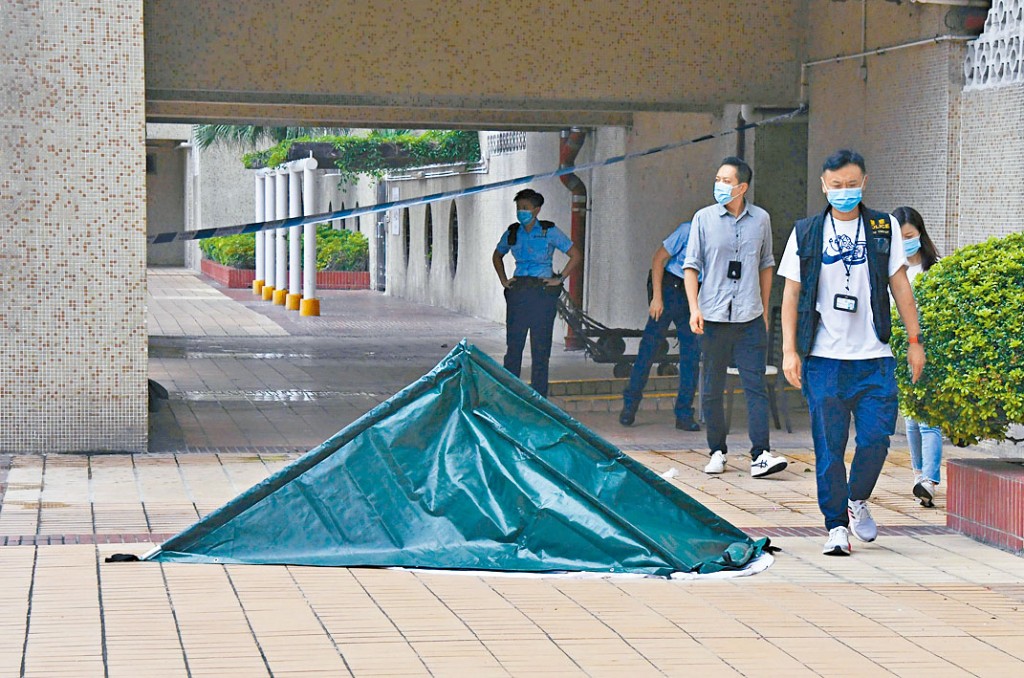 男死者墮樓身亡，警方以帳篷遮蓋遺體調查。