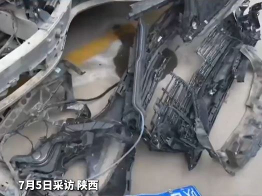黨先生的Benz被初中生偷去，嚴重撞毀。三峽商報