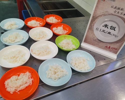 南京航空航天大學食堂近日推出「一毛錢米飯」。網圖