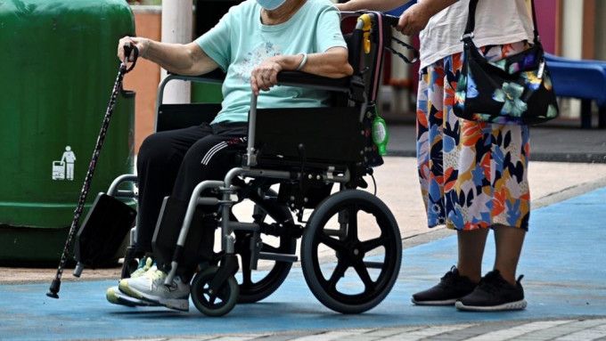 低收入家庭的護老者及殘疾人士照顧者的每月津貼，由2,400元加至3,000元。資料圖片