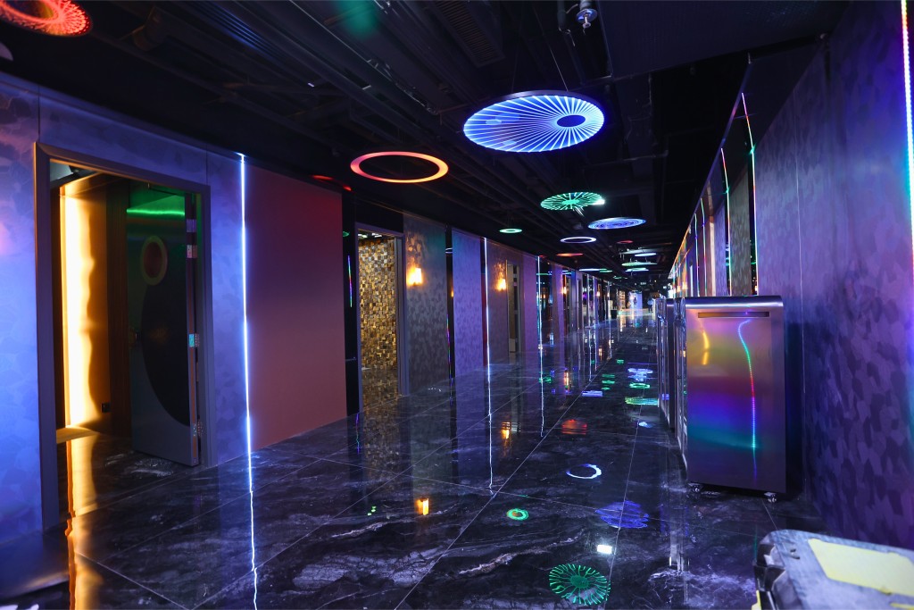 新「大富豪」面積超過5萬呎，裝修佈局偏向型格，K房有49間，採用金、木、水、火、土五行主題。（來源：《東周刊》）