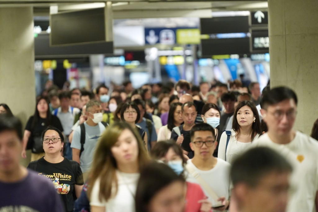 天文台改发三号信号后，大批市民出门上班，在金钟站转车。