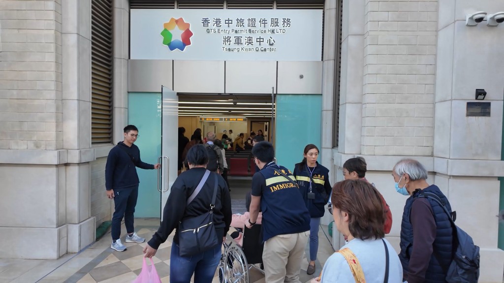 入境處同時協助約410名受影響居民,經中旅社申請回鄉證等由內地機關簽發的旅行證件。 入境處同時協助約410名受影響居民,經中旅社申請回鄉證等由內地機關簽發的旅行證件。