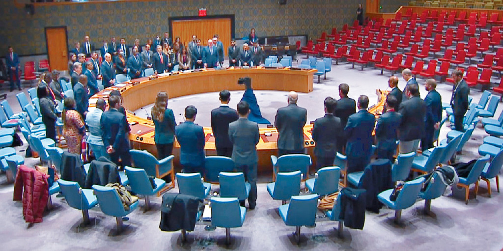 ■聯合國安理會舉行核不擴散問題會議前，全體代表起立向江澤民致哀。