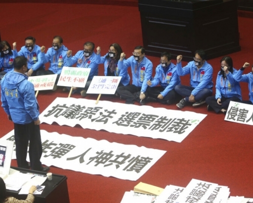 國民黨立法委員展示標語，抗議《反滲透法》。AP