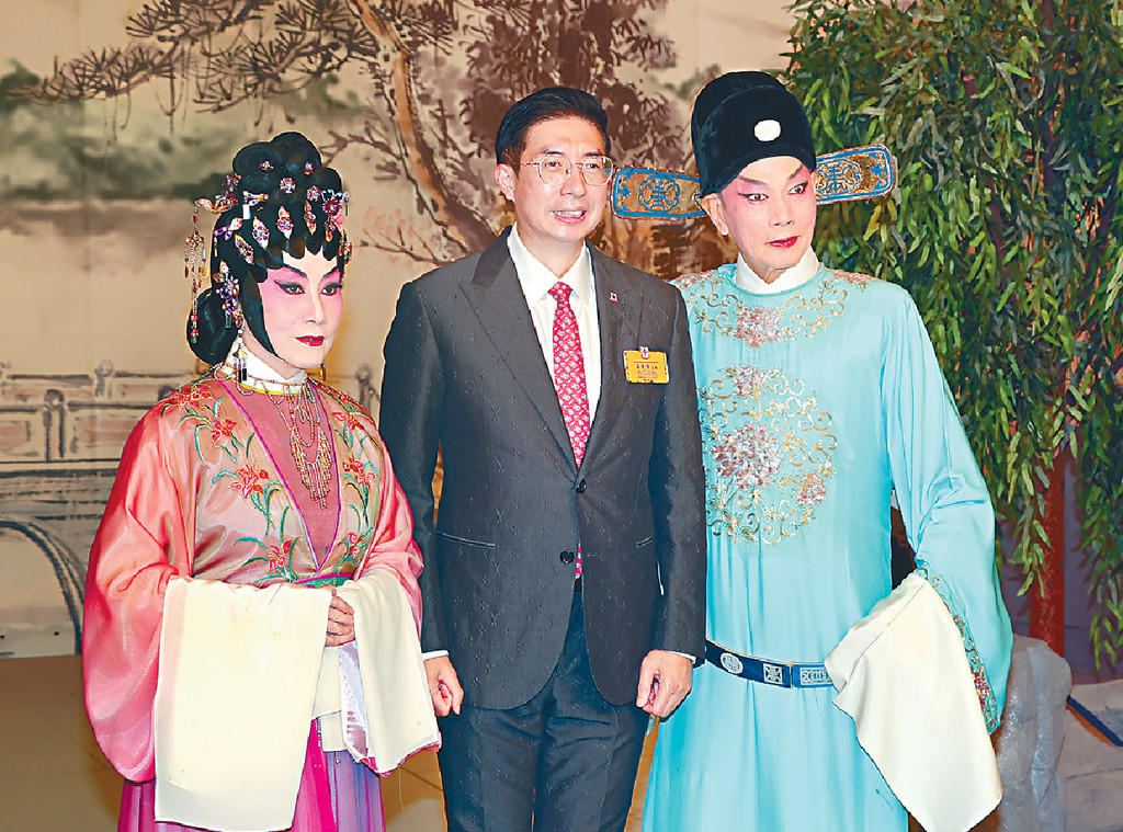 ■左起：阿姐、马清扬及罗家英，齐为东华录影。
