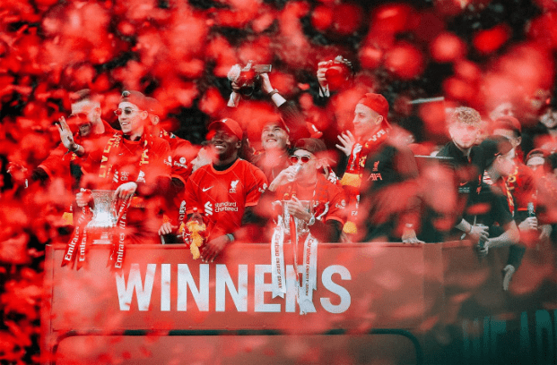 利物浦在2021至22球季奪得足總盃和聯賽盃，季後舉辦勝利巡遊。資料圖片