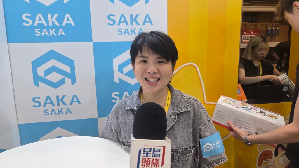 Saka Saka Limited攤位負責人陳小姐表示,打風一定會影響生意,但希望延後一小時閉館能追回部分收益。 Saka Saka Limited攤位負責人陳小姐表示,打風一定會影響生意,但希望延後一小時閉館能追回部分收益。