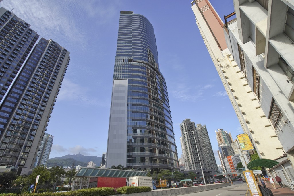 Plaza 88前身為荃灣運動場，2014年8月億京以逾39億元，擊敗11個對手奪取。